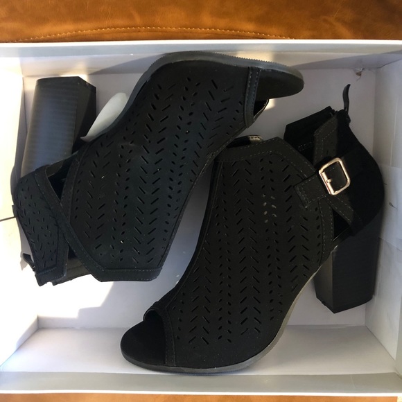 TOP Moda Shoes - NWT Brand new open toe chunky heel booties